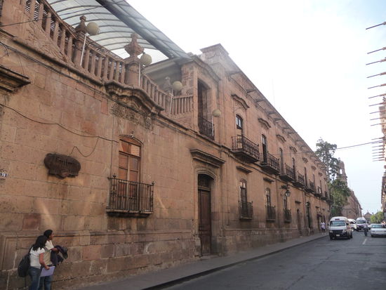 In diesen schönen barroco - moreliano - Bau von 1705 hielt sich auch Kaiser Maximilian während seines Besuchs in der Stadt auf. Heute ist hier das Museum von Michoacan untergebracht.