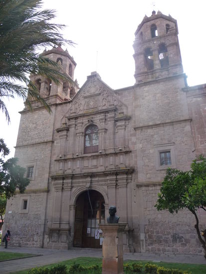 Kirche de Compania und Bibliohtek der Universität