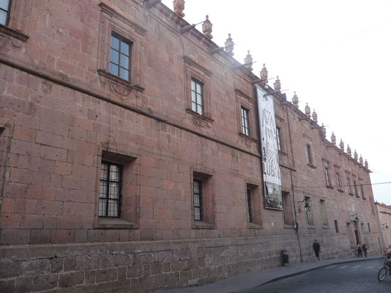 Dieses Haus trägt den Namen des bedeutensten Jesuiten Lehrers überhaupt " Francisco de Clavijero " aus dem 18. Jh. Heute ist hier u.a. auch die Bibliothek Publica untergebracht zu desen Beständen auch uralte Klosterbücher gehören.