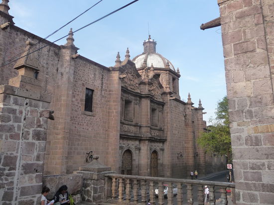 Die barocke Kirche Santa Rosa de Lima aus dem Jahre 1595 war das erste Dominikaner und Nonnenkloster in Morelia und beherbergt u.a. das Conservatorio de Musica - die älteste Musikhochschule Lateinamerikas.