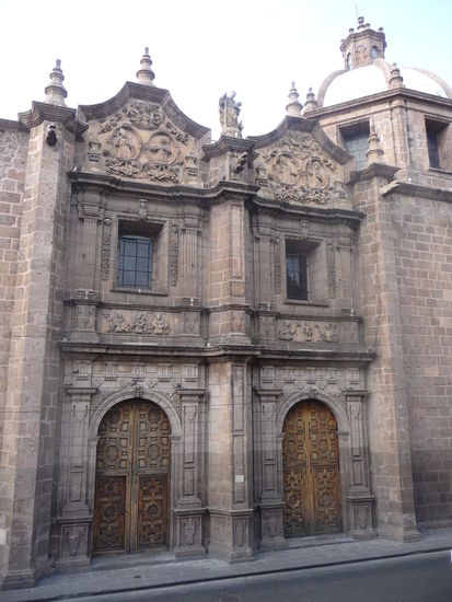 Die barocke Kirche Santa Rosa de Lima aus dem Jahre 1595 war das erste Dominikaner und Nonnenkloster in Morelia und beherbergt u.a. das Conservatorio de Musica - die älteste Musikhochschule Lateinamerikas.