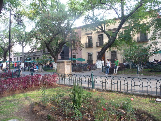 Jardin de las Rosas - ein kleiner Park umgeben von Häusern aus dem 18. Jh. mit Cafes, Bänken und einen Brunnen in der mitte gegenüber der Kirche Santa Rosa de Lima . Hier treten auch viele lokale Künstler auf.