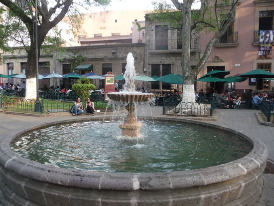 Jardin de las Rosas - ein kleiner Park umgeben von Häusern aus dem 18. Jh. mit Cafes, Bänken und einen Brunnen in der mitte gegenüber der Kirche Santa Rosa de Lima . Hier treten auch viele lokale Künstler auf.
