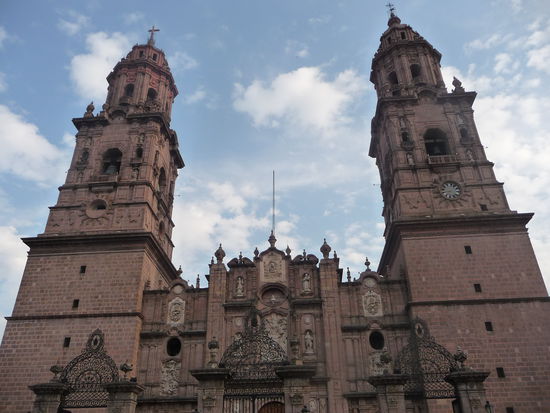 Kathedrale von Morelia mit ihren 62 m hohen Türmen . Baubeginn 1640 und Ferigstellung 1744.