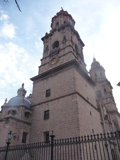 Kathedrale von Morelia mit ihren 62 m hohen Türmen . Baubeginn 1640 und Ferigstellung 1744.