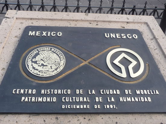 Tafel der Unesco am Plaza de Armas die Morelia seit 1991 als Welterbe führt.