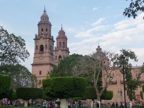 Blick vom Plaza de Armas in Morelia auf die Kathedrale