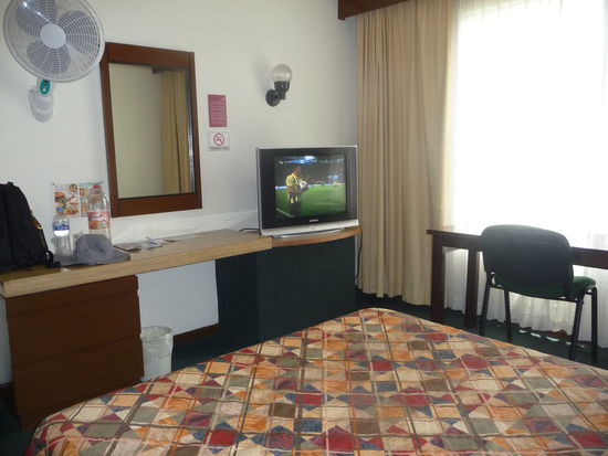 Mein Zimmer in Morelia und im TV läuft gerade die Wiederholung des zweiten Halbfinals der Champions League zwischen Borussia Dortmund und Real Madrid. Entstand 4 : 1  für die Borussia was mich als BVB Fan ganz besonders gefreut hat !! 