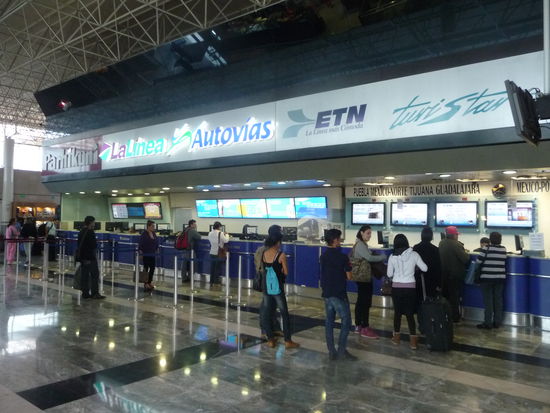 Die Tiketschalter der verschiedenen 1. Klasse Bus Linien im Terminal des Busbahnhof von Morelia