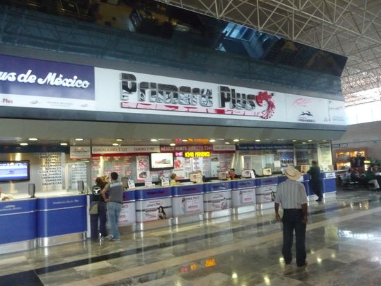 Die Tiketschalter der verschiedenen 1. Klasse Bus Linien im Terminal des Busbahnhof von Morelia