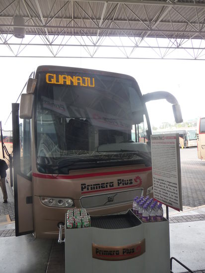 Hier steht mein Bus von Primera Plus zur Abfahrt nach Guanajuato bereit. Im Vordergrund der Wagen mit Getränken und Snacks die im Fahrpreis enthalten sind. Ich entschied mich diesmal für Mangosaft.