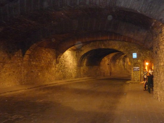 Rechts eine von mehreren Bushaltestellen im Tunnelsystem von Guanajuato