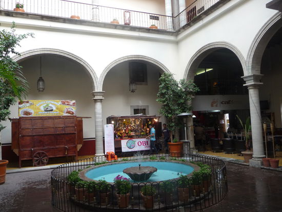 Innenhof eines Kolonialgebäudes mit Brunnen