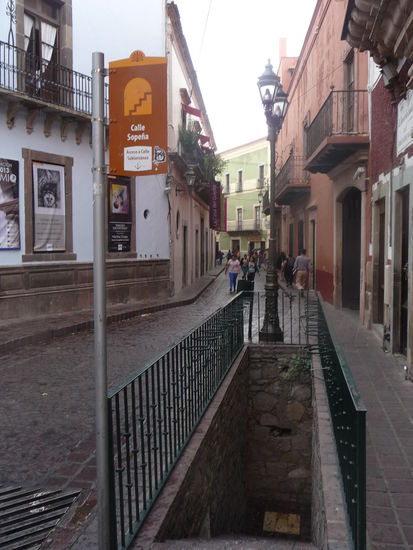 Durch die engen Gassen von Guanajuato - Hier sieht man einen der zahlreichen Abstiege zu den Tunneln in Guanajuato