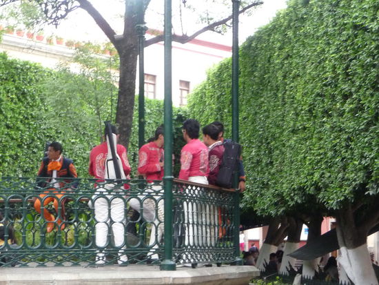 Am Jardin de la Union spielen regelmäßig Musikgruppen ( Mariachis ) und andere Künstler