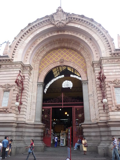 Mercado Hidalgo ( Markthalle ) - Große Eisenkonstruktion ähnlich einer viktorianischen Bahnhoffshalle aus dem Jahr 1910