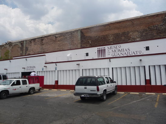 Parkplatz vor dem Mumien Museum in Guanajuato Eintritt  inkls. Videogebühr 77 Pesos = 4,80 Euro.