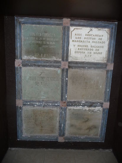 Alte Grabplatten mit Namen und Daten der Verstorbenen