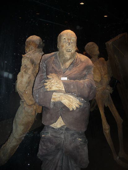 Mann mit Vollbart und vollständiger Kleidung