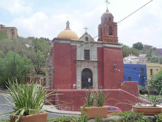 Kirche direkt gegenüber vom Hotel