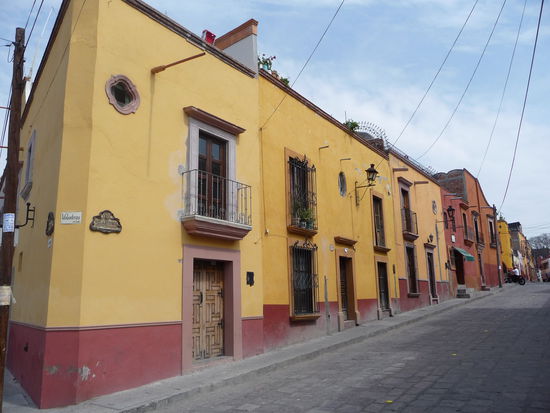 Typische Häuser im kolonialen Stadtzentrum von San Miguel de Allende. Die Ocker und Rottöne beherschen das Stadtbild !!