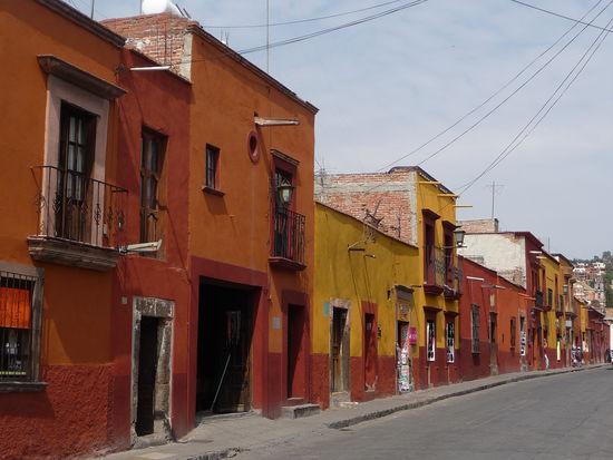 Typische Häuser im kolonialen Stadtzentrum von San Miguel de Allende. Die Ocker und Rottöne beherschen das Stadtbild !!