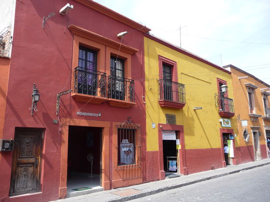 Typische Häuser im kolonialen Stadtzentrum von San Miguel de Allende. Die Ocker und Rottöne beherschen das Stadtbild !!