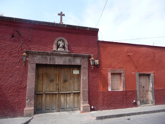 Typische Häuser im kolonialen Stadtzentrum von San Miguel de Allende. Die Ocker und Rottöne beherschen das Stadtbild !!