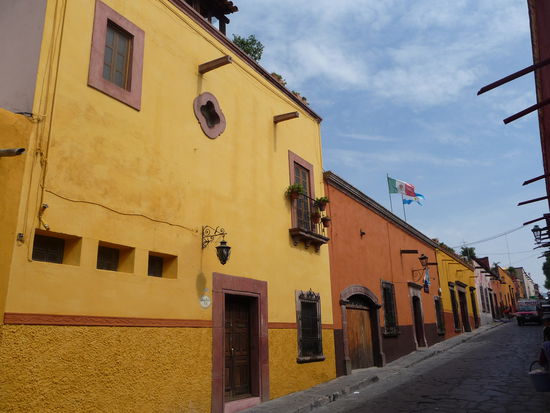 Typische Häuser im kolonialen Stadtzentrum von San Miguel de Allende. Die Ocker und Rottöne beherschen das Stadtbild !!