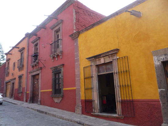 Typische Häuser im kolonialen Stadtzentrum von San Miguel de Allende. Die Ocker und Rottöne beherschen das Stadtbild !!