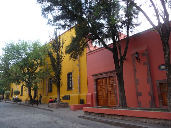 Typische Häuser im kolonialen Stadtzentrum von San Miguel de Allende. Die Ocker und Rottöne beherschen das Stadtbild !!