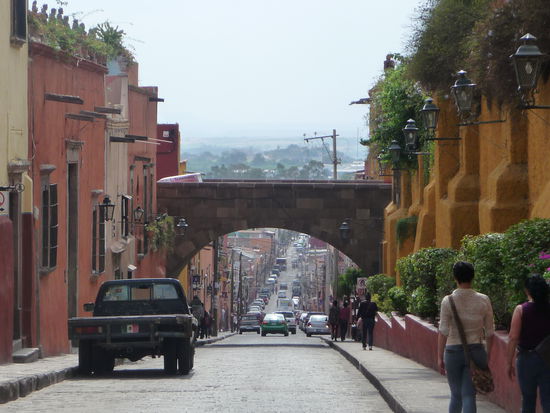Torbogen in der Straße Conde del Canal direkt neben der Kirche Templo de Concepcion