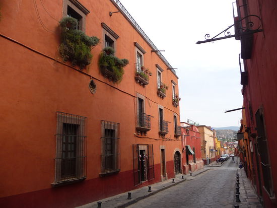 Typische Häuser im kolonialen Stadtzentrum von San Miguel de Allende. Die Ocker und Rottöne beherschen das Stadtbild !!