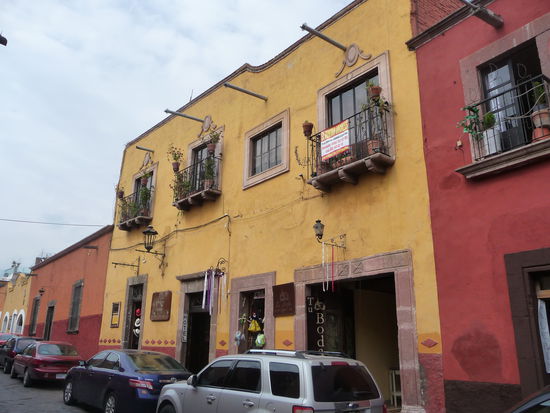 Typische Häuser im kolonialen Stadtzentrum von San Miguel de Allende. Die Ocker und Rottöne beherschen das Stadtbild !!