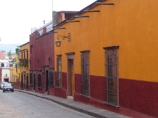 Typische Häuser im kolonialen Stadtzentrum von San Miguel de Allende. Die Ocker und Rottöne beherschen das Stadtbild !!