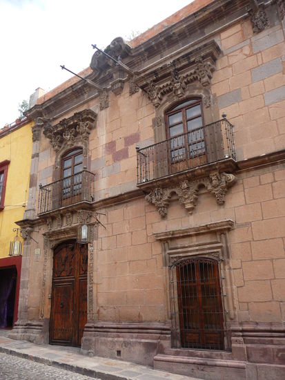 In der Calle Cuadrante steht das Casa del Inquisidor erbaut Ende des 18. Jh. im französischen Stil und einst Wohnhaus der spanischen Bevollmächtigten die Verstöße gegen den christlichen Glauben verfolgten und bestraften.