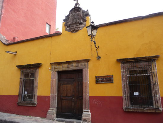 Typische Häuser im kolonialen Stadtzentrum von San Miguel de Allende. Die Ocker und Rottöne beherschen das Stadtbild !!