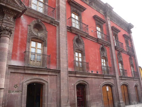 Das Palais Casa del Conde de la Canal aus der mitte des 18. Jh. gehörte einst der einflussreichen Familie de la Canal. Hier die Nordseite in der Calle Canal.