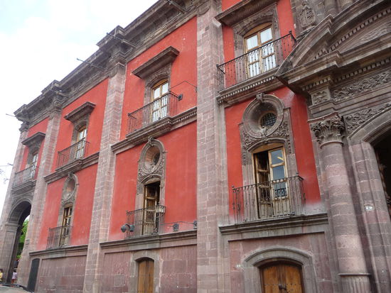 Das Palais Casa del Conde de la Canal aus der mitte des 18. Jh. gehörte einst der einflussreichen Familie de la Canal. Hier die Nordseite in der Calle Canal.