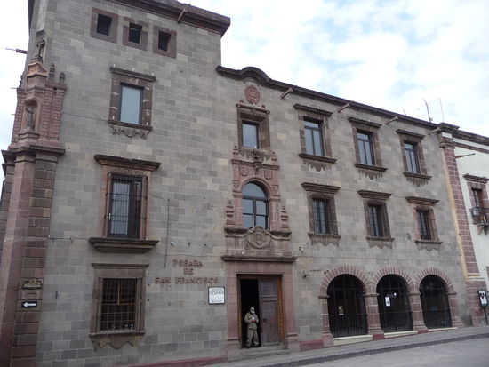 Stadtpalast an der Nordseite des Plaza Principal