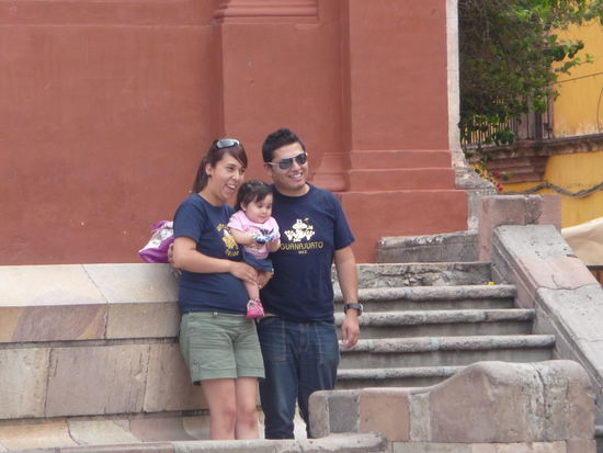 Familienfoto einer mexikanischen Familie am Plaza Principal