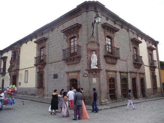 Museum " Museo Ignacio de Allende " direkt an der Plaza Principal ist das Geburtshaus von Allende und wurde 1759 erbaut. In der mitte sieht man die weiße Statue von Allende.