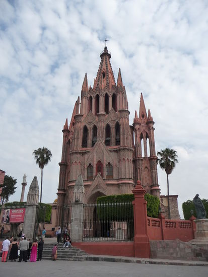 Das bekannteste Bauwerk und Wahrzeichen der Stadt ist die imposante Pfarkirche " Parroquia de San Miguel " aus rosaroten Sandstein. Erbaut wurde sie im 17. Jh. und umgestaltet Ende des 19. Jh. Sehenswert ist auch der Altar und die Krypta wo  der 1853 in San Miguel de Allende verstorbene ehemalige mexikanische Präsident Anastasio Bustamente liegt. Sein Herz wurde aber in die Kapelle San Felipe de Jesus nach Mexiko City gebracht.