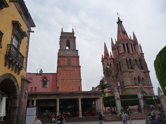 Parroquia de San Miguel und Kirche San Rafael nebeneinander