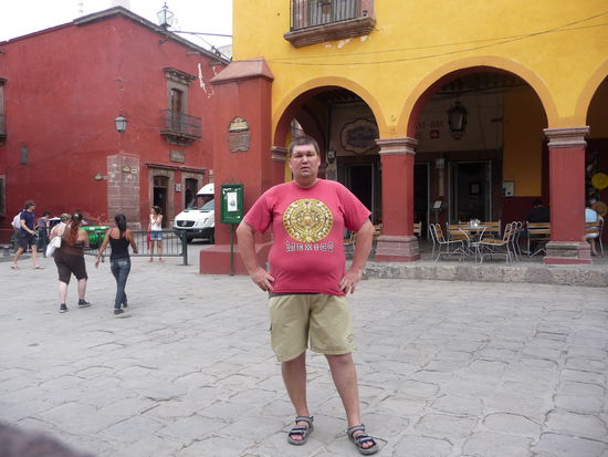 Ich vor Kolonialgebäude am Plaza Principal