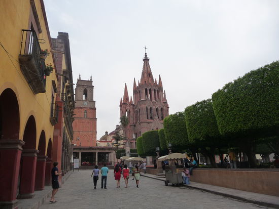 Plaza Principal mit Blick auf Parroquia de San Miguel und Kirche San Rafael