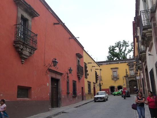 Typische Häuser im kolonialen Stadtzentrum von San Miguel de Allende. Die Ocker und Rottöne beherschen das Stadtbild !!