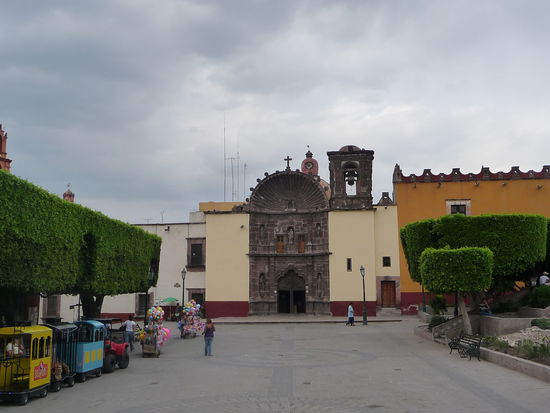 Die Kirche Iglesia de la Salut mit Ihrer riesigen Muschel direkt am Plaza Civica