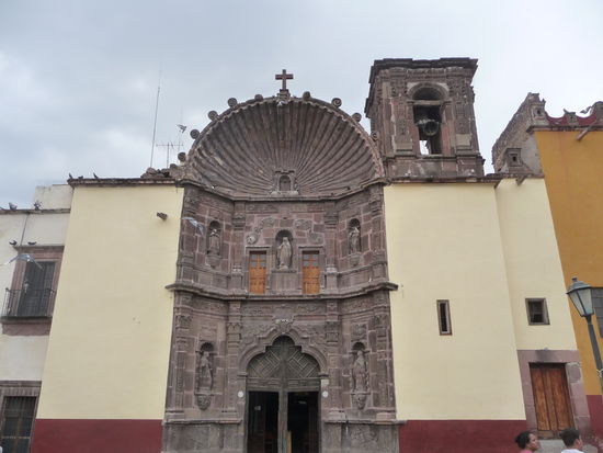 Die Kirche Iglesia de la Salut mit Ihrer riesigen Muschel direkt am Plaza Civica