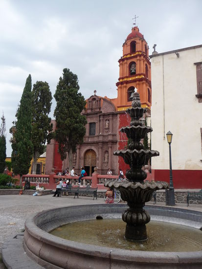 Im Hintergrund ist die Oratorio de San Felipe Neri zu sehen die bis 1712 erbaut wurde.  Im inneren der eindrucksvoll ausgeschmückten Kirche sind 33 Gemälde mit Szenen aus dem Leben des heiligen Felipe Neri zu sehen u.a. auch ein Bild der Jungfrau von Guadalupe.